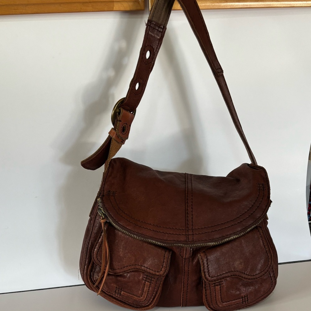 Lucky Brand - Stash Leather shoulder Bag in Chocolate Brown.